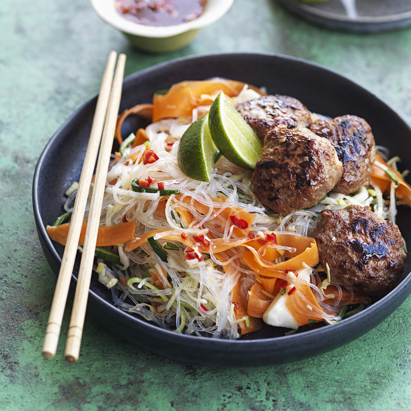 Vietnamesiska fläskfärsbiffar med nudelsallad