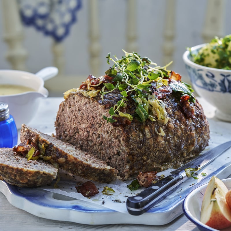 Köttfärslimpa med cidersås och bacon