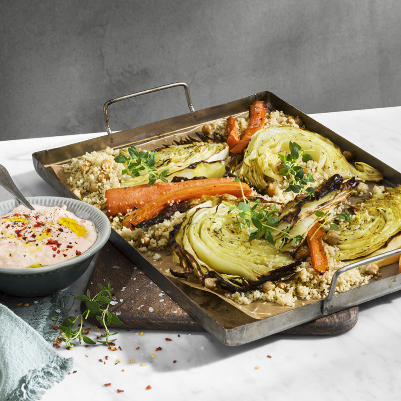 Ugnsrostad kål med couscous och morot-ingefärsghurt