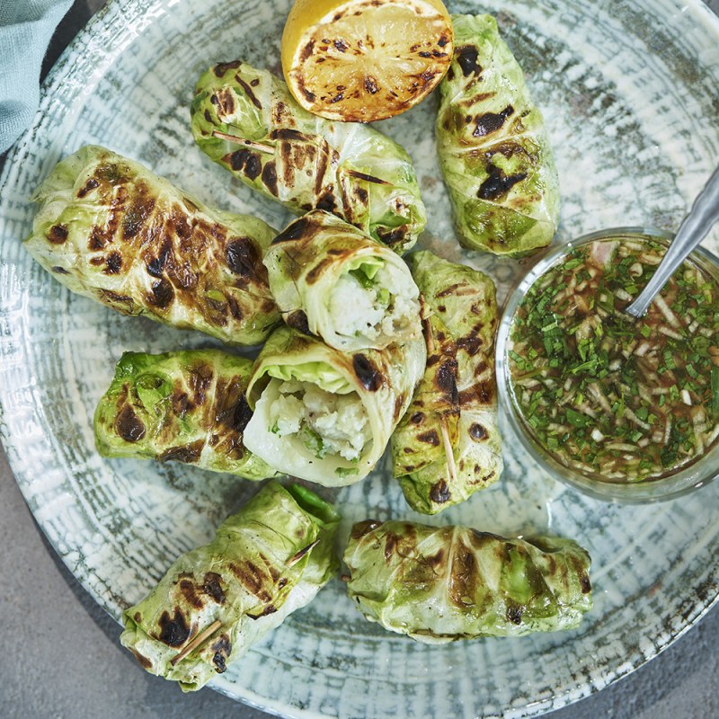 Grillat fiskpaket med spetskål och dippsås