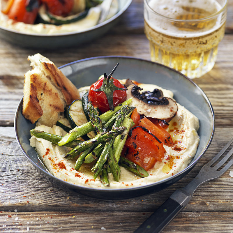 Hummus-bowl med grillade grönsaker