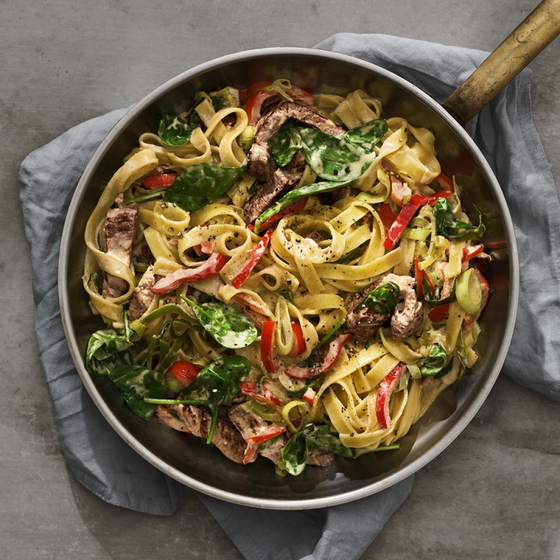 Oxfilépasta med paprika och spenat