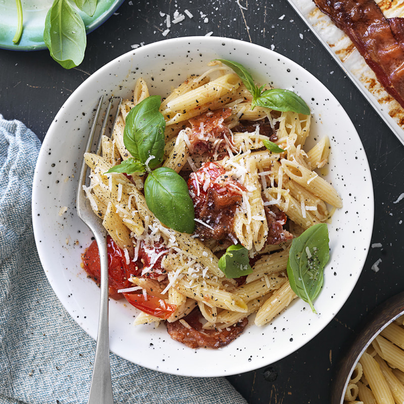 Pasta med bacon, tomat och parmesan