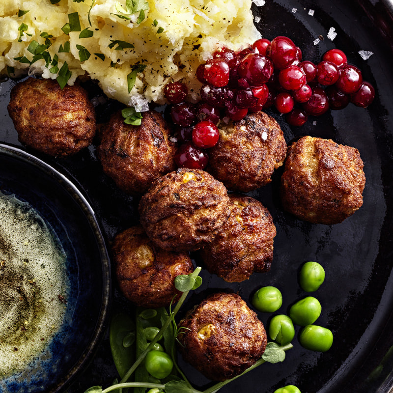 Vegobollar med blomkålsmos, brynt smör och rårörda lingon