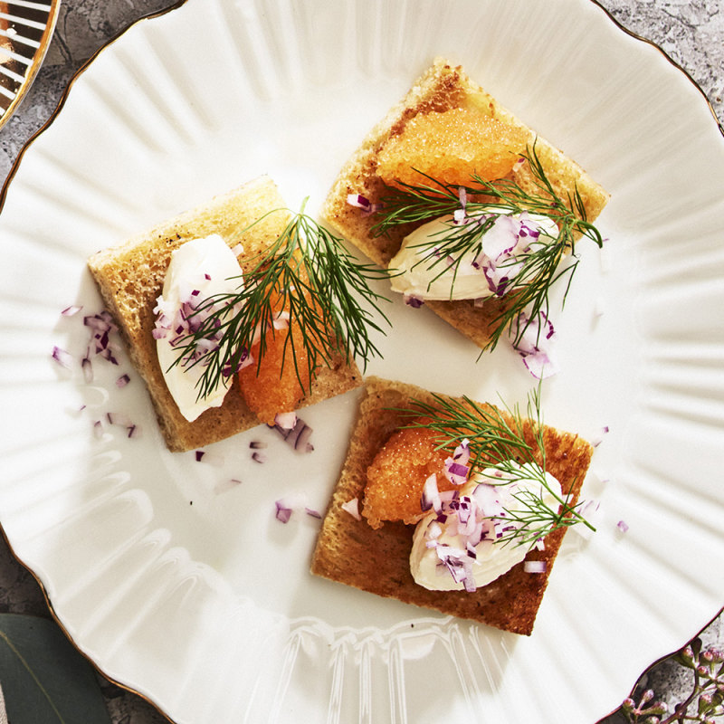 Löjromstoast med crème fraiche