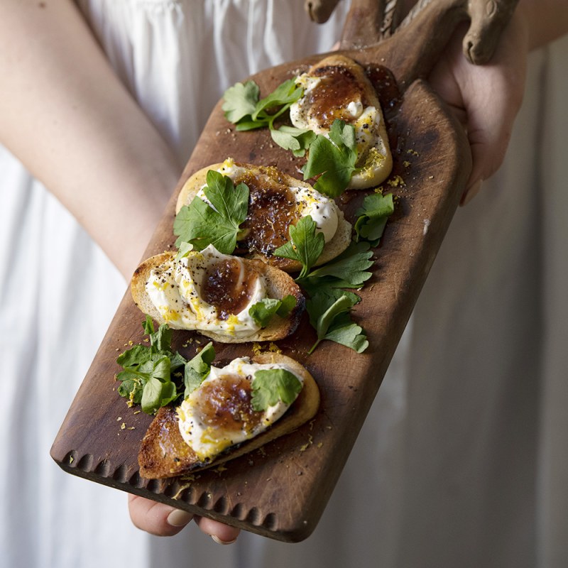 Crostini med labneh, fikonmarmelad och honung