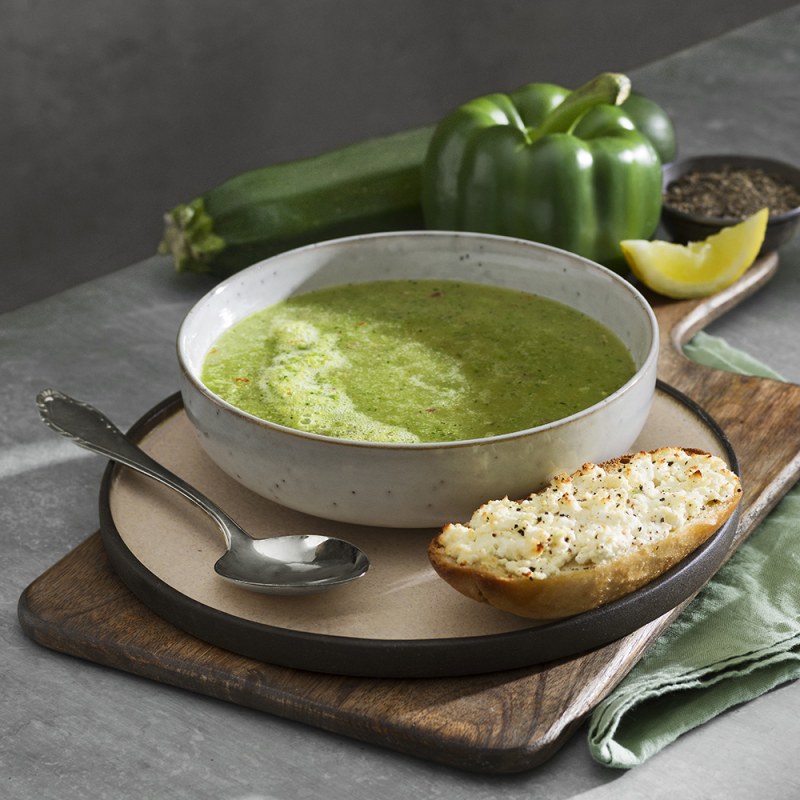 Zucchinigazpacho med fetaostgratinerade baguetter