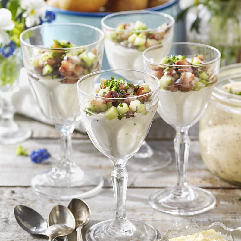 Gräddfilspannacotta med matjessalsa