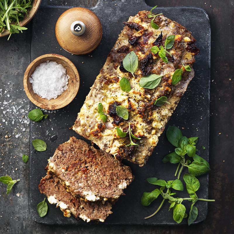 Köttfärslimpa med fetaost och soltorkade tomater