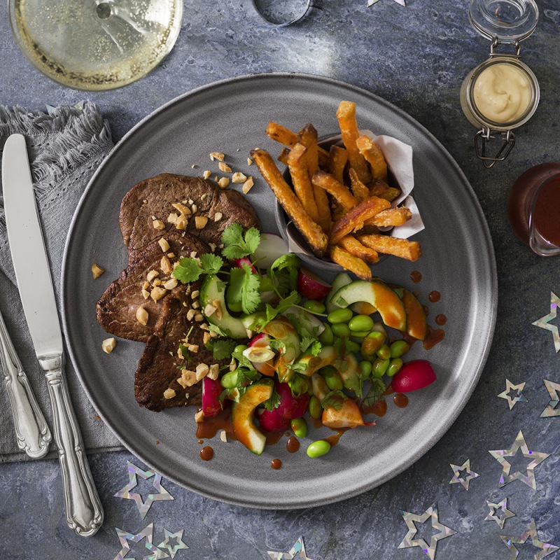 Oxfilé med pommes, sojaaioli och gurksallad