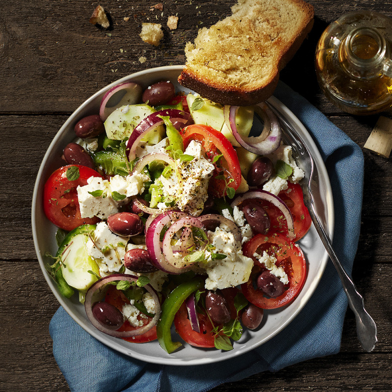 Grekisk sallad med vitlöksbröd