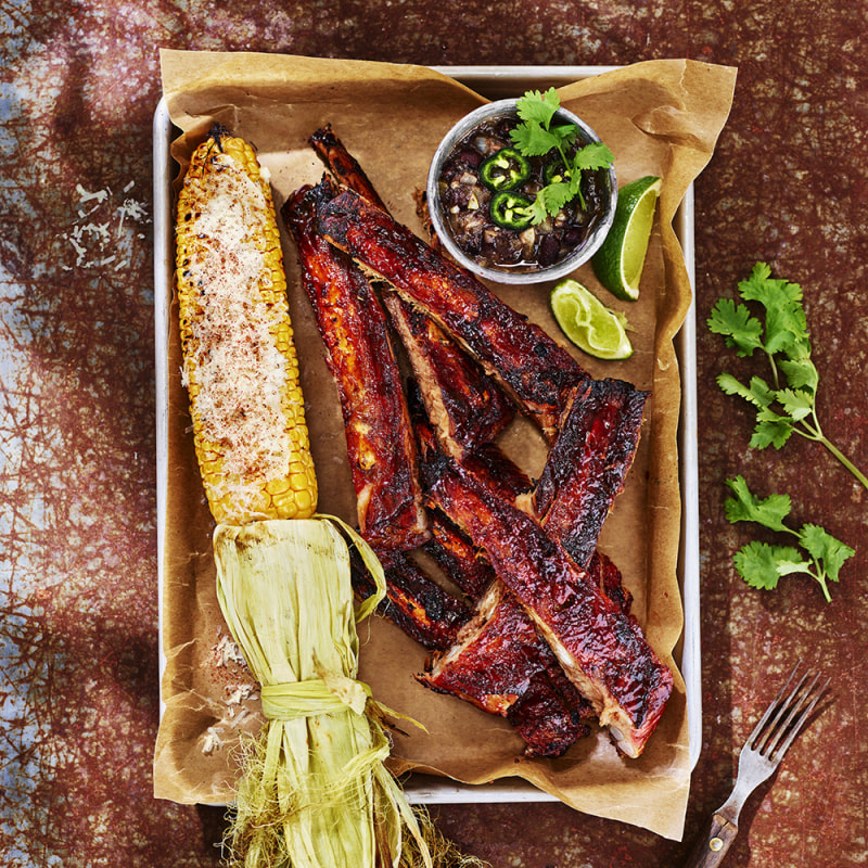 Grillade spareribs med frijoles och grillad majs