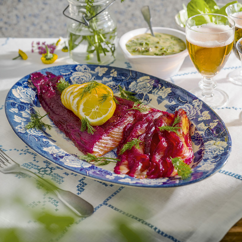 Rödbetsgravad lax med kaprisvinägrett