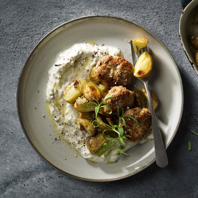 Grillade lammfärsbiffar med zucchinitzatziki