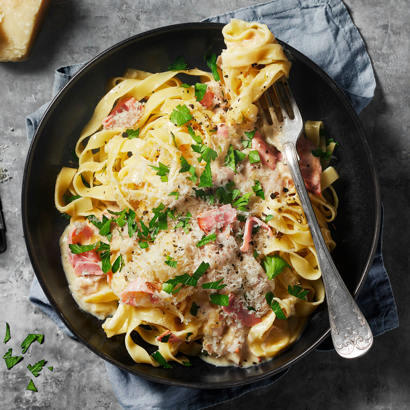 Ost- och skinksås med pasta