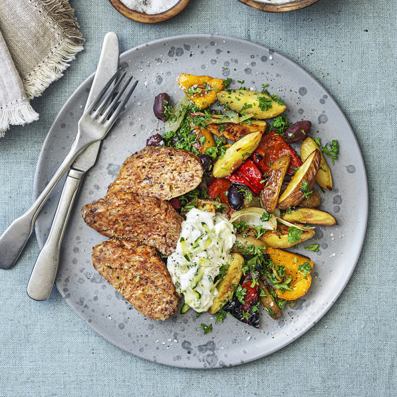 Köttfärslimpa med rostade grönsaker och zucchini-tzatziki