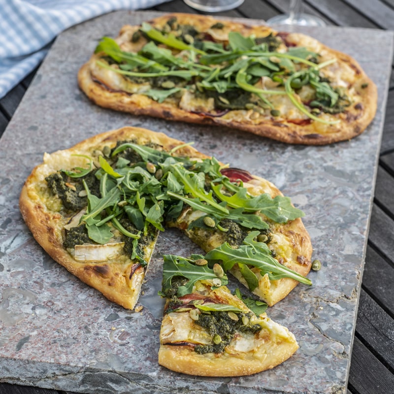 Pizza med chèvre och betor