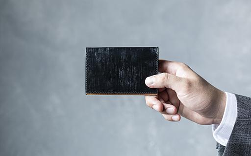 計算されたシンプルなデザインで、使う人に知性を添えるスマートな名刺入れ。