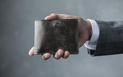 気品ある佇まいと、高い機能性が融した二つ折り財布