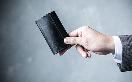 堅牢な馬具用革と鮮やかな金具が共演する、上質なキーケース