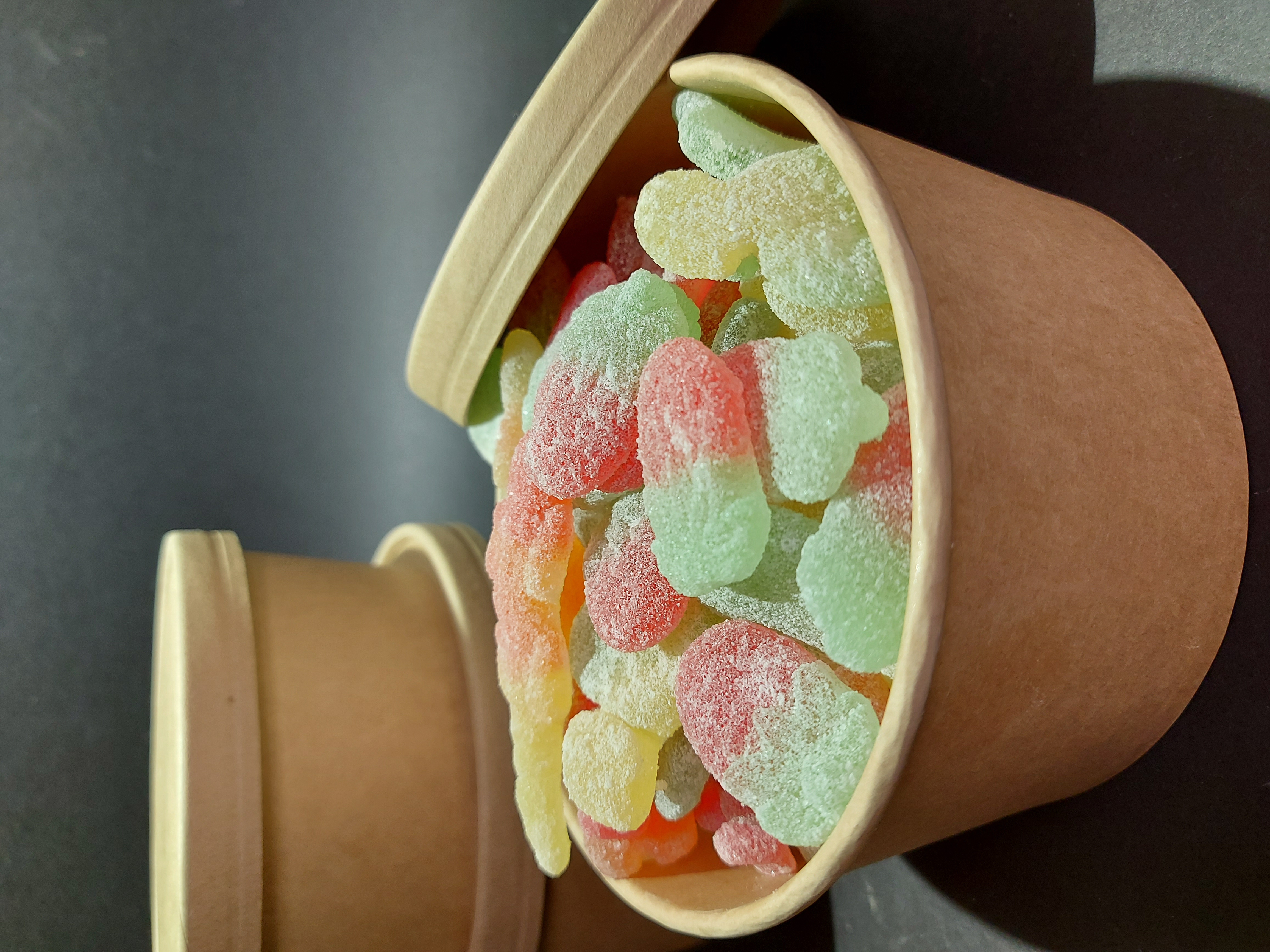 Snoep box met 500 gr zure assorti snoepen