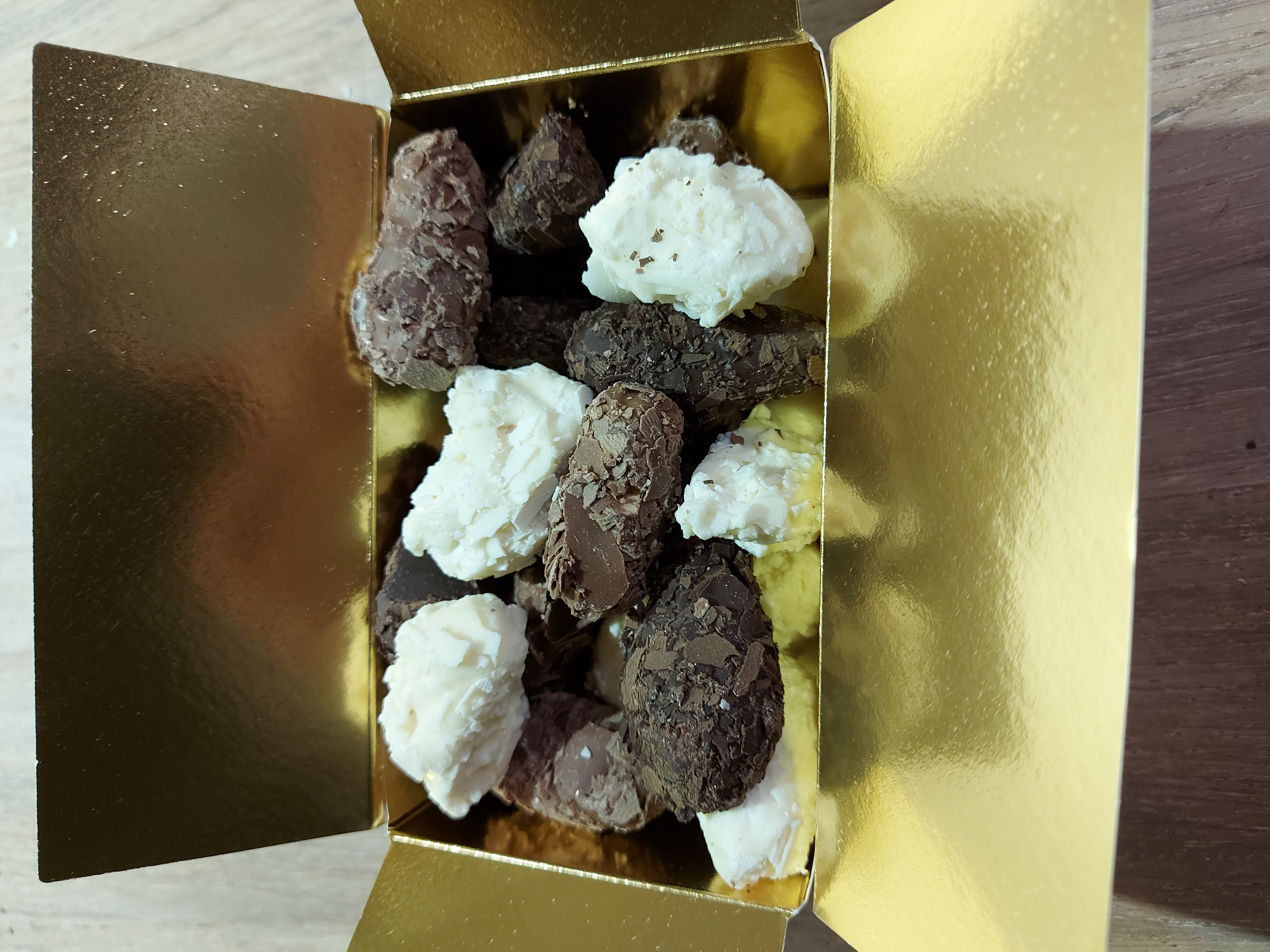 Schilfertruffels in ballotin met strik - 200 gr - melk, wit en fondant assorti