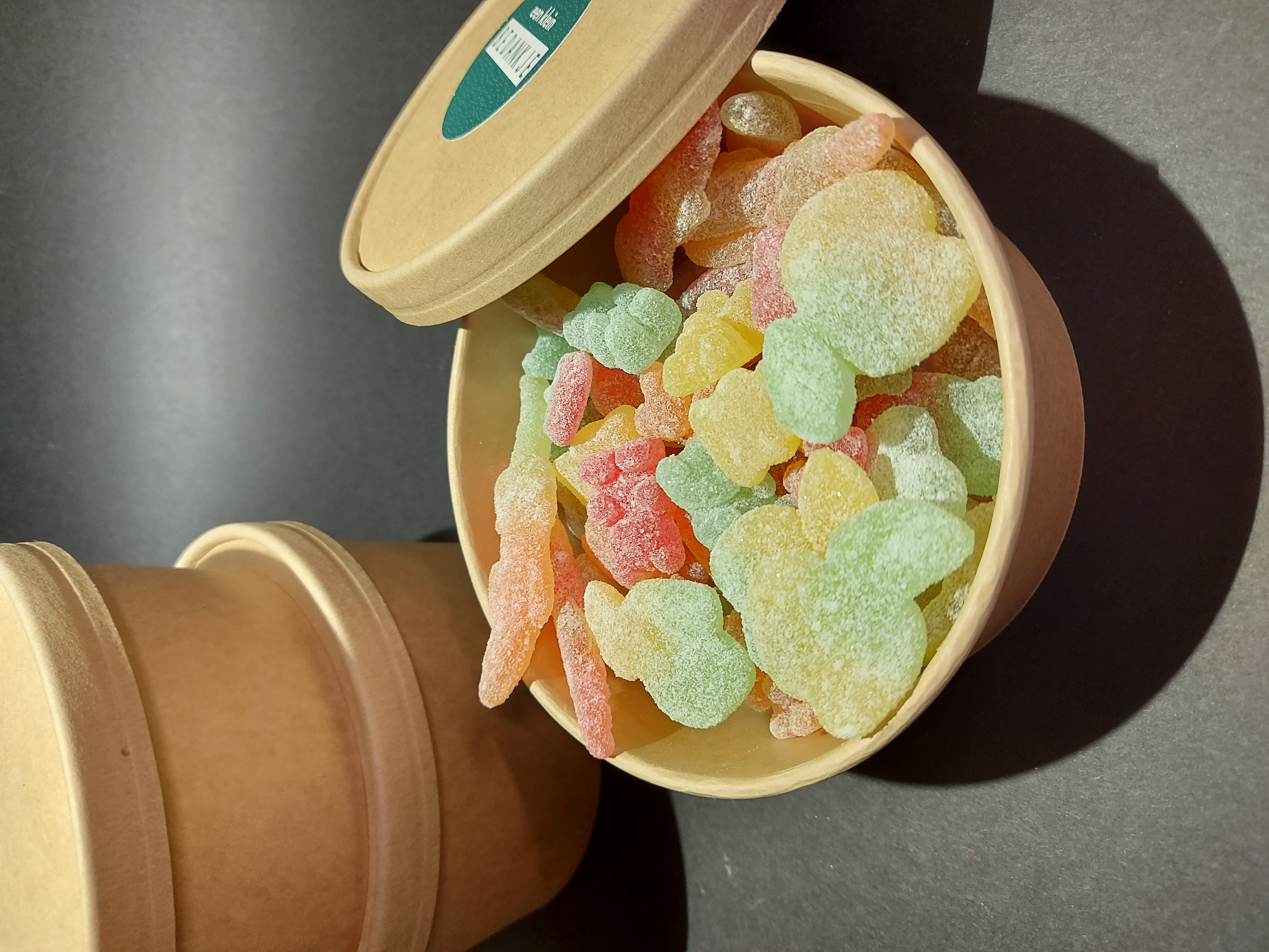 Snoep box met 750 gr zure assorti snoepen