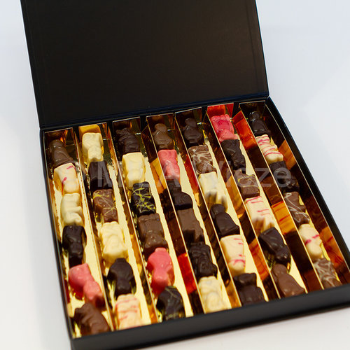 Luxe sint doos met strik gesloten en gevuld met 30 stuks zoo diertjes assorti met vele verschillende vullingen