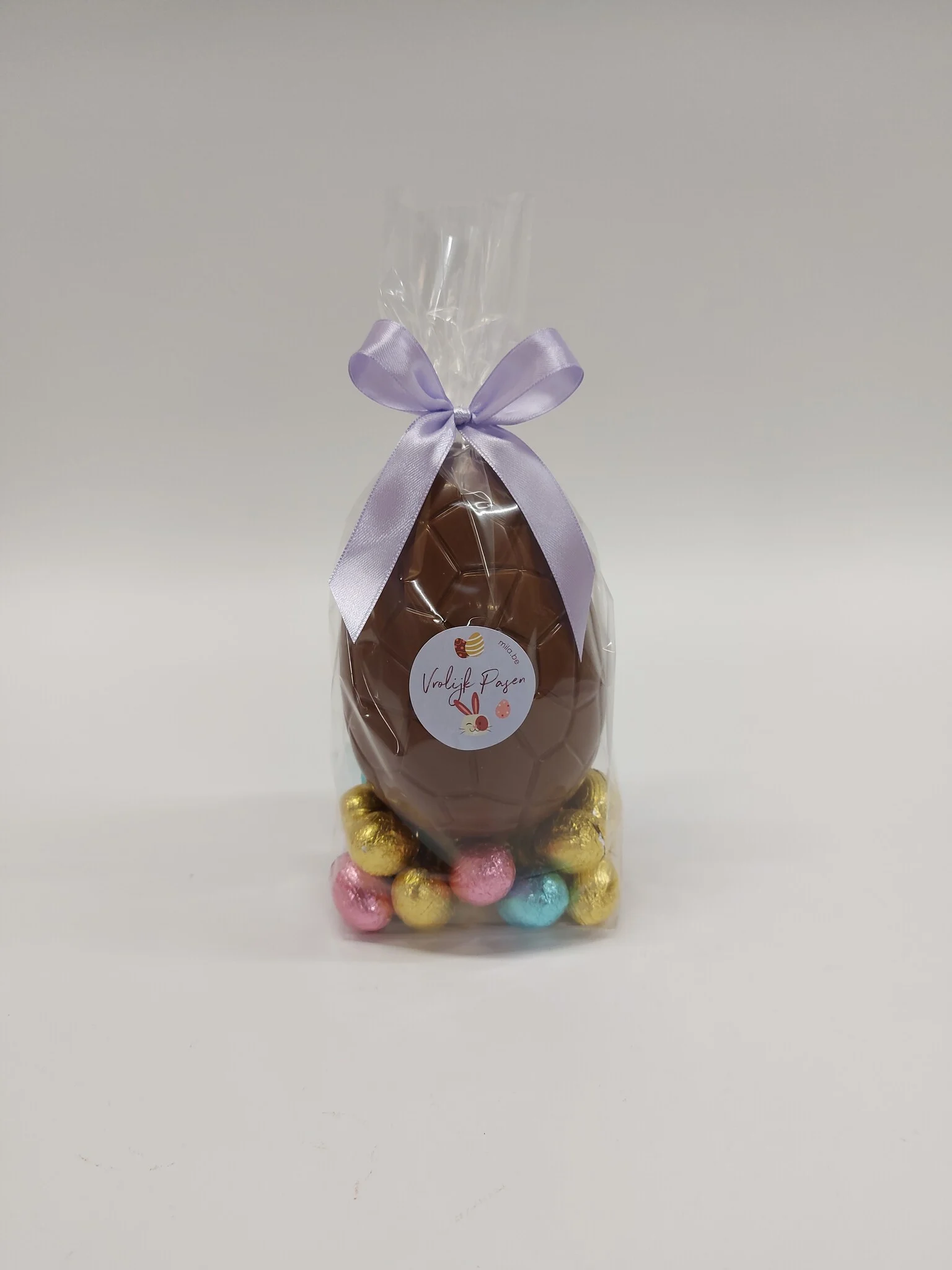 Reuze ei op een bodem van kleine eitjes met vulling