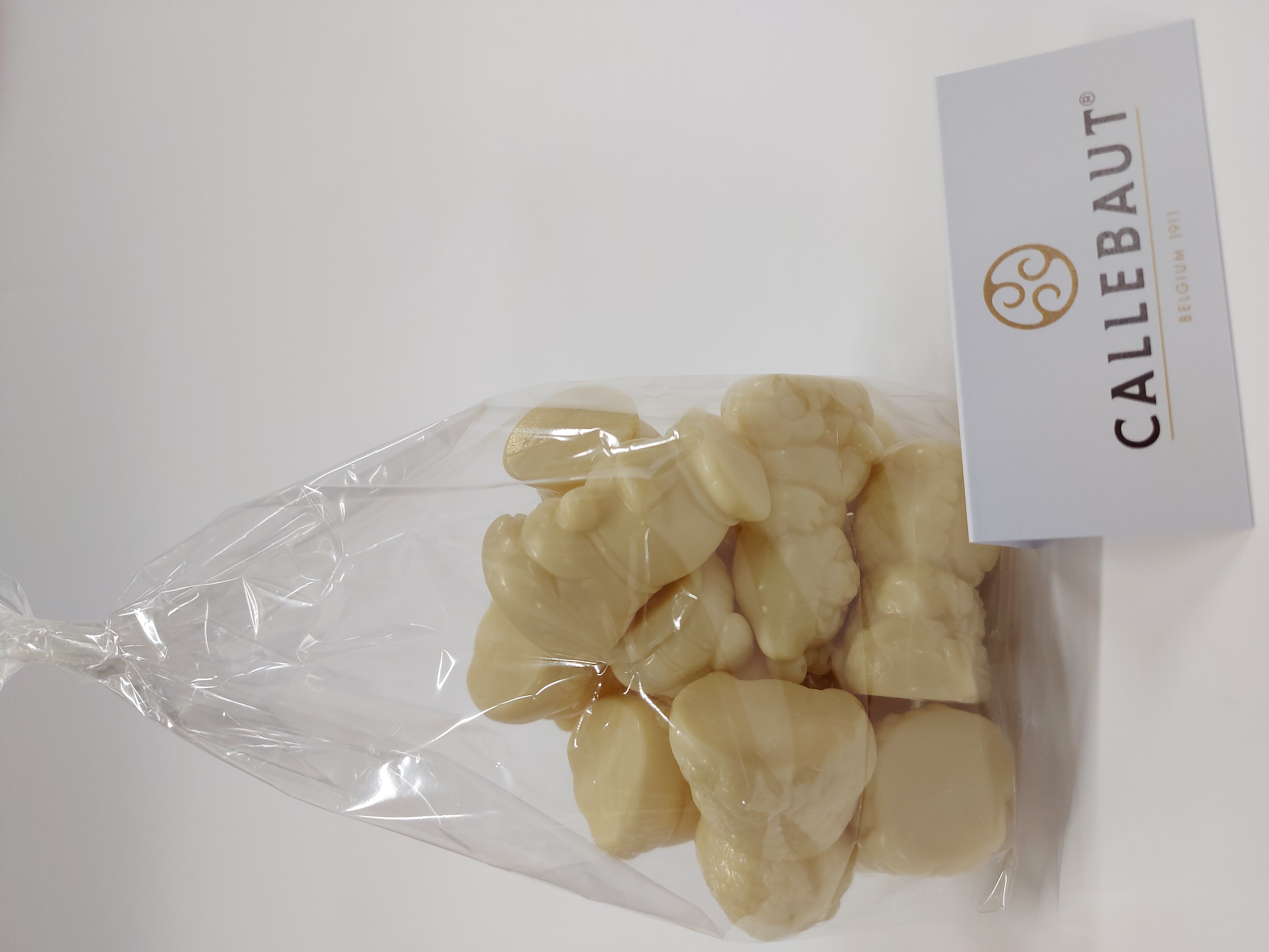 Mini figuurtjes 5 tot 7 cm 12 stuks per zakje - witte chocolade