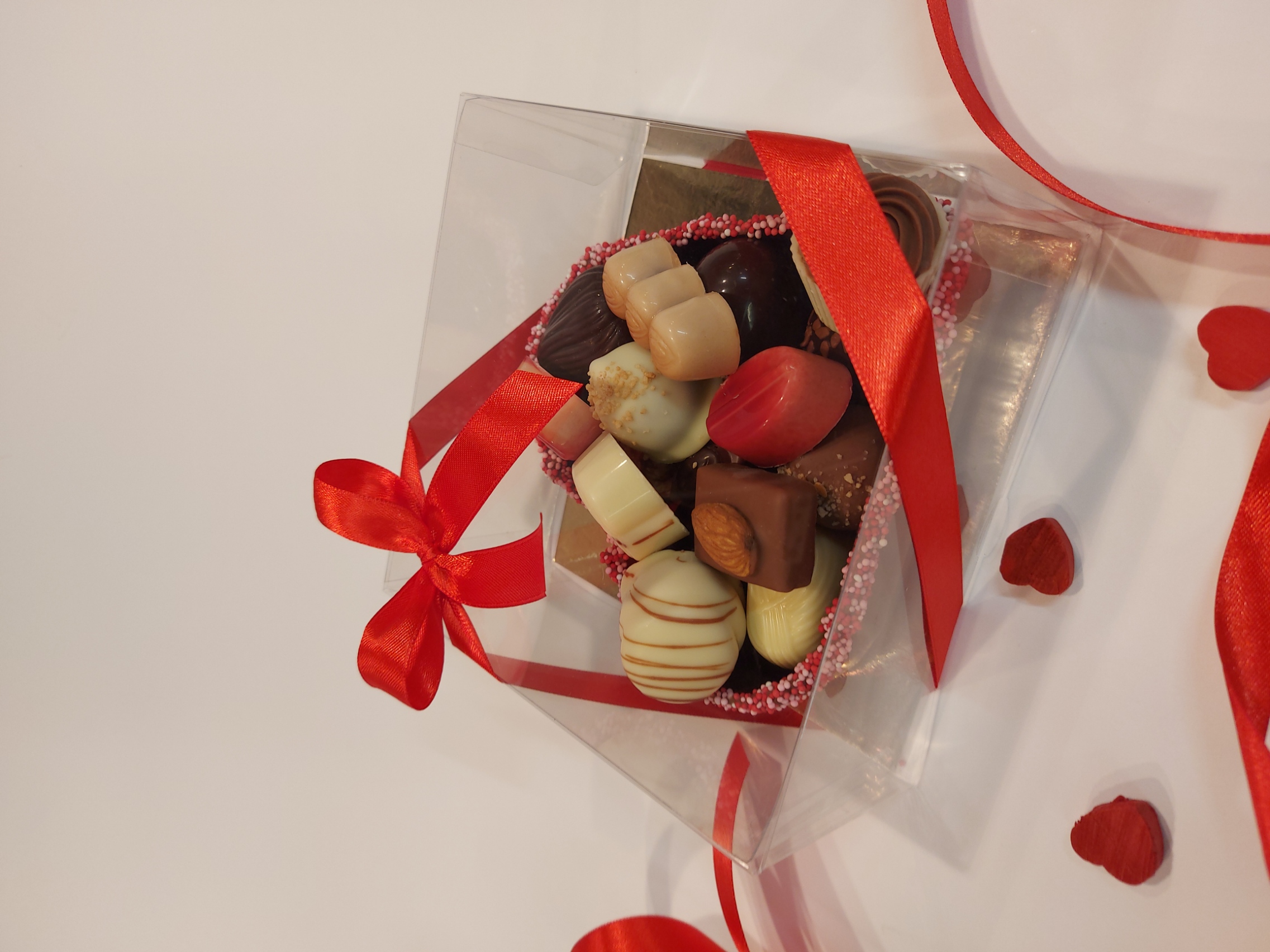 Chocolade hart gevuld met pralines - verpakt in een mica doos - 330 gr