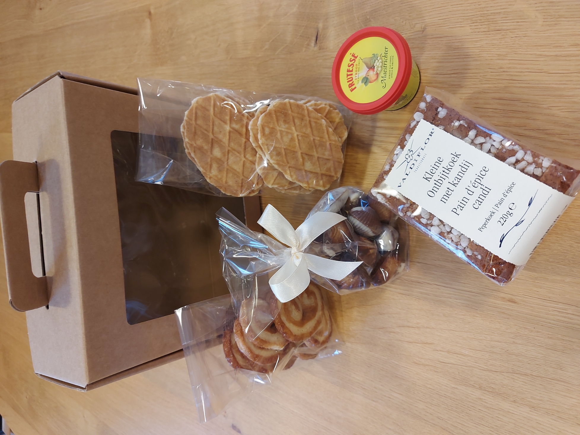 Zoete geschenkenmand in draagbox - 22/20/9 cm