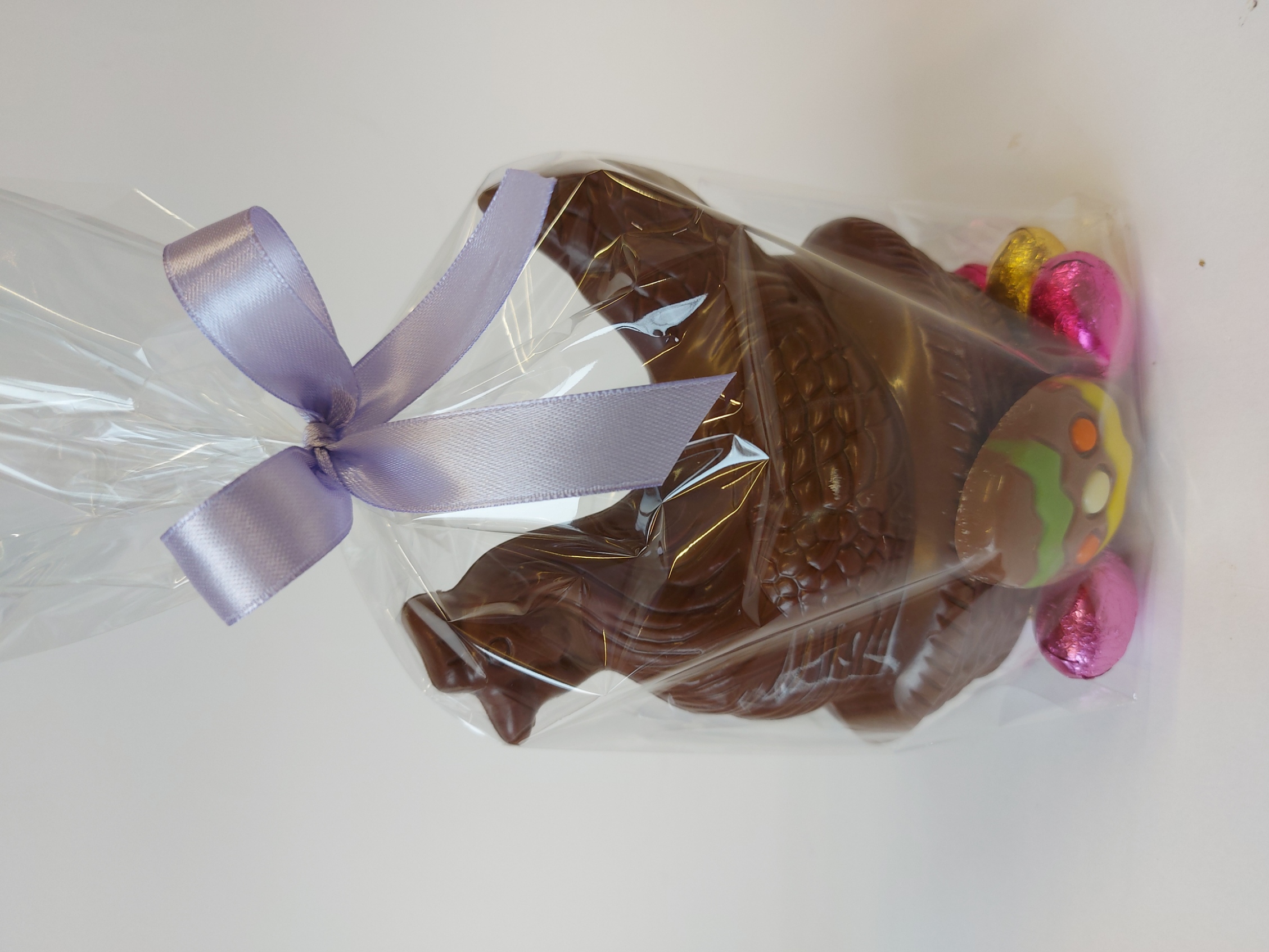 Paasgeschenk met kip , eitjes en paascaraque