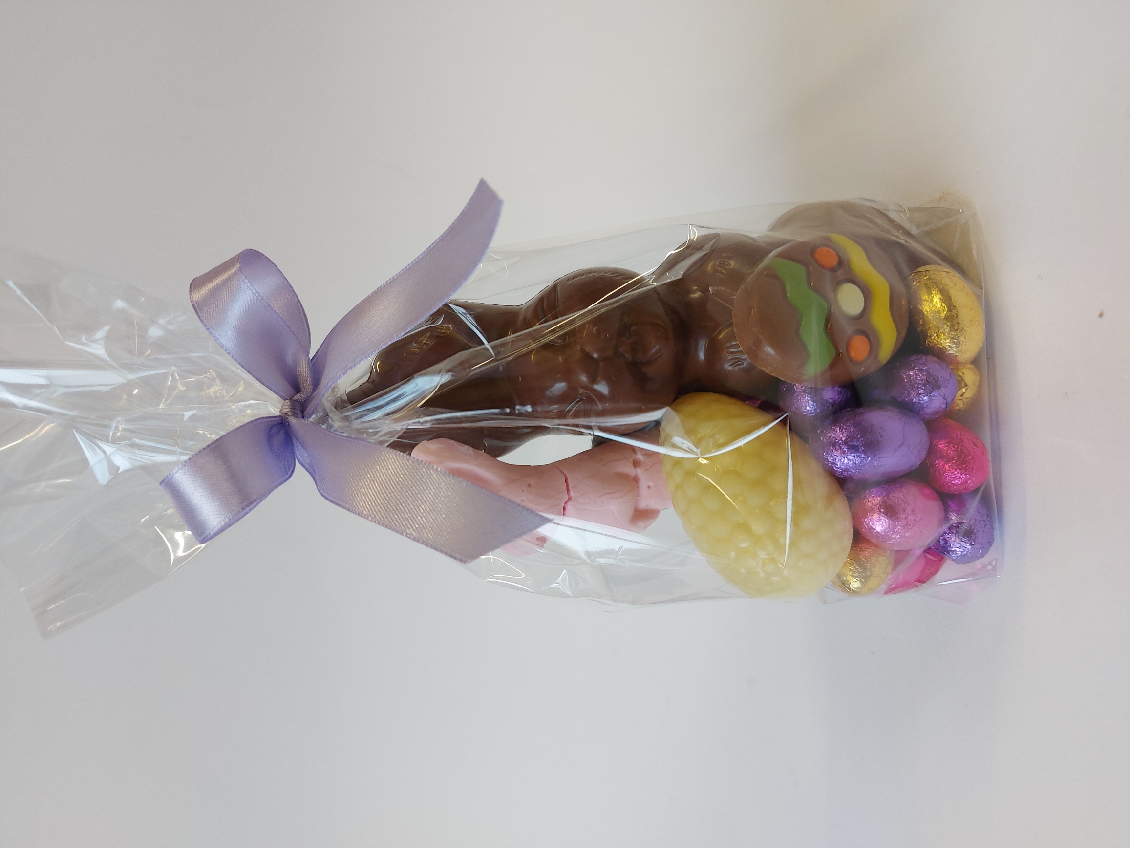 Paasgeschenk met lachhaasje 17 cm en vele lekkere eitjes