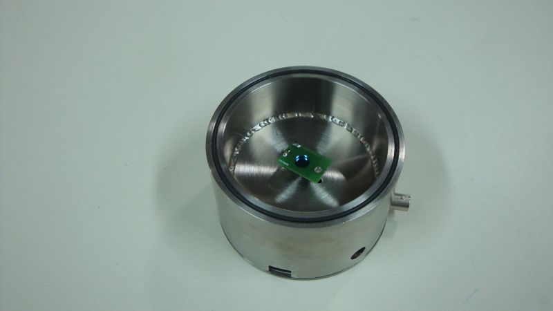 Silicon Detector with Collimator : Vacuum chamber has an 80mm diameter and 30mm depth