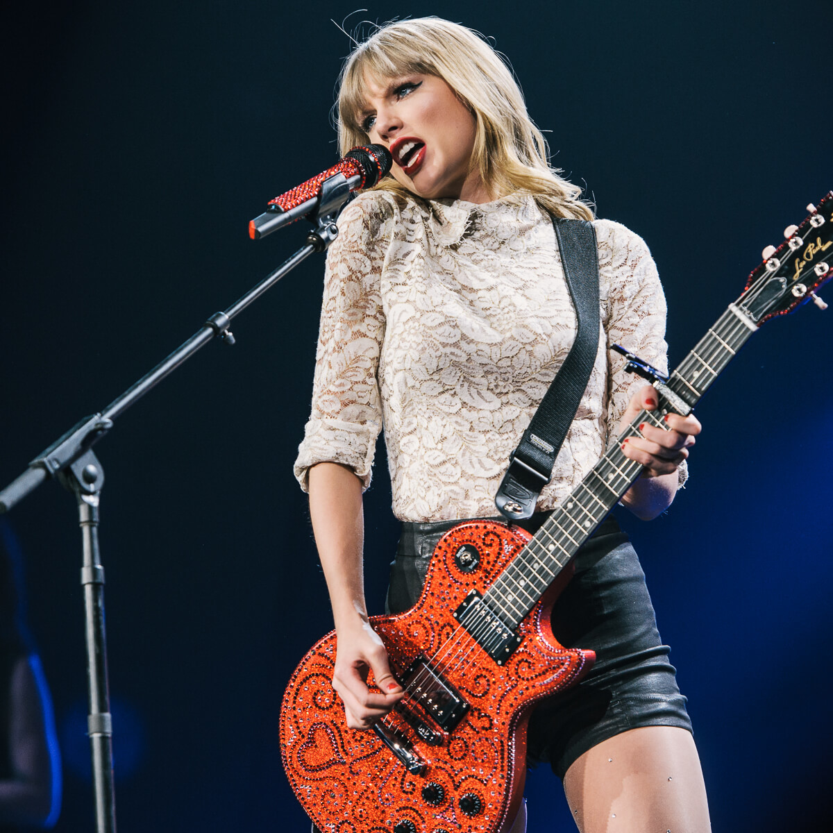 Taylor Swift lets her clothes (10 changes) and emotions fly in Houston