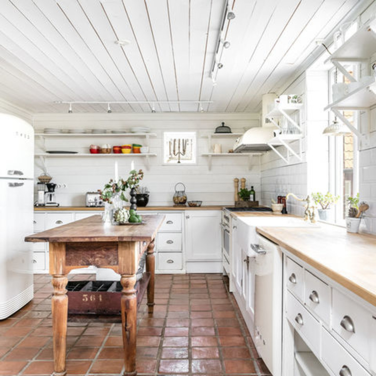 13 Essentials For A Charming Farmhouse Style Kitchen Culturemap