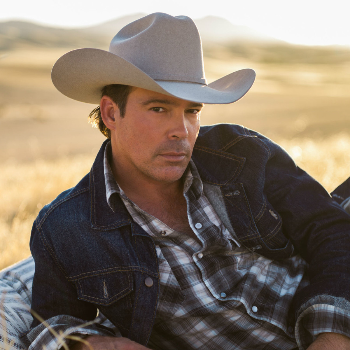 Clay Walker headlines flood relief concert with sensational singers