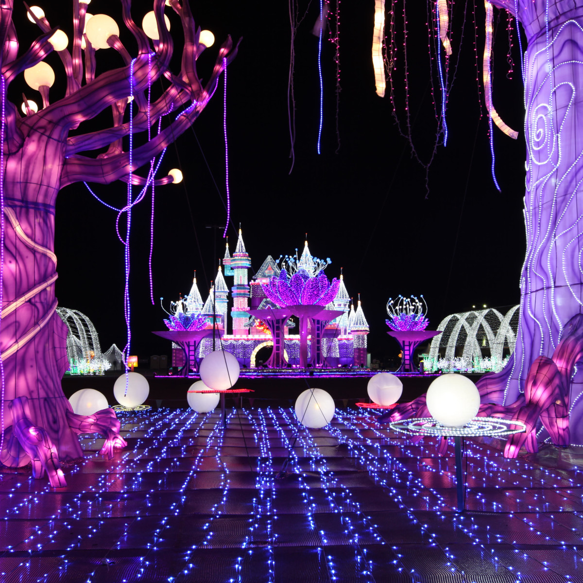 9 Festive Texas Towns To Visit For A Magical Holiday Experience