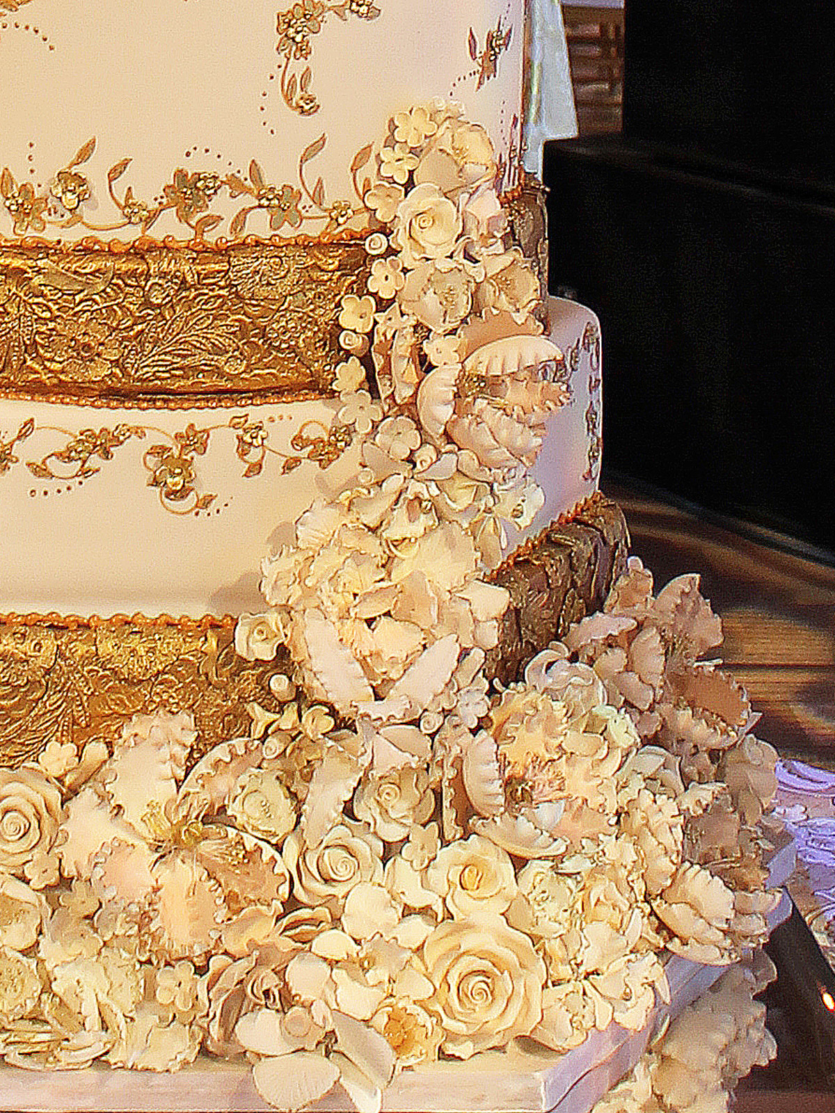 H Town Chefs Gold Dusted 12 Tier Wedding Cake Shakes Up Food Network Culturemap Houston 0770