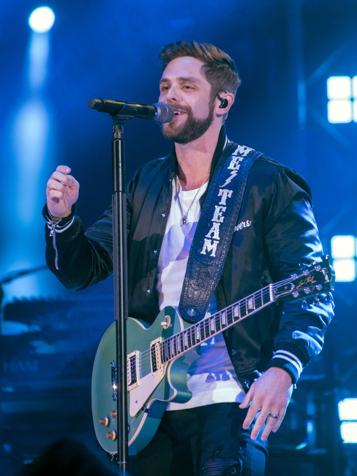 Thomas Rhett steals hearts with his satin hooks at RodeoHouston