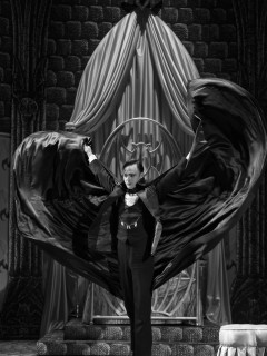 Alley Theatre presents <i>Dracula, the Original Vampire Play</i>