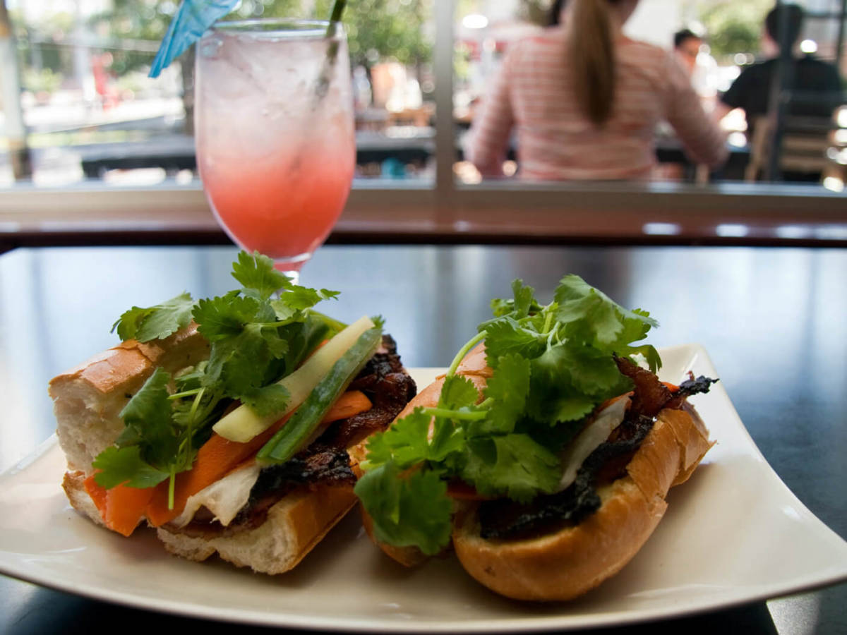 Mot Hai Ba banh mi
