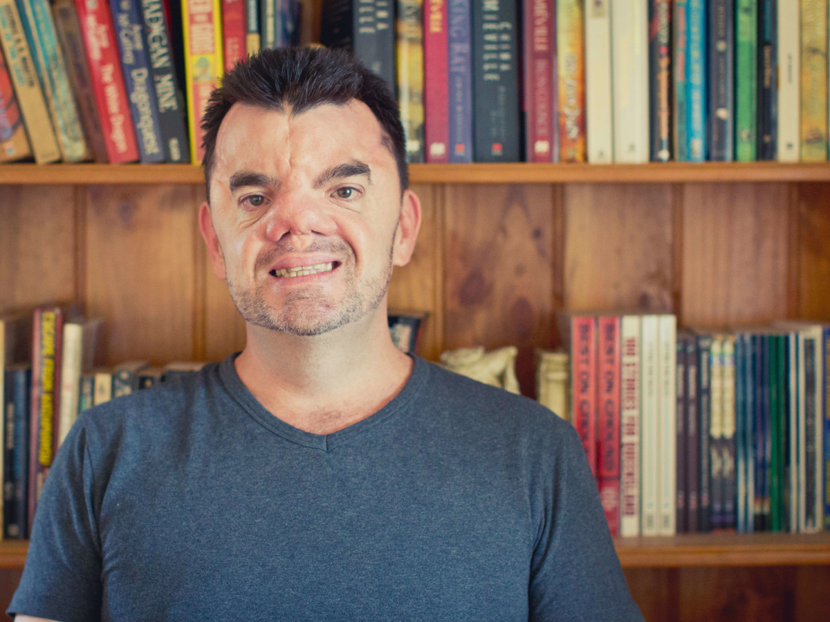 Author Robert Hoge
