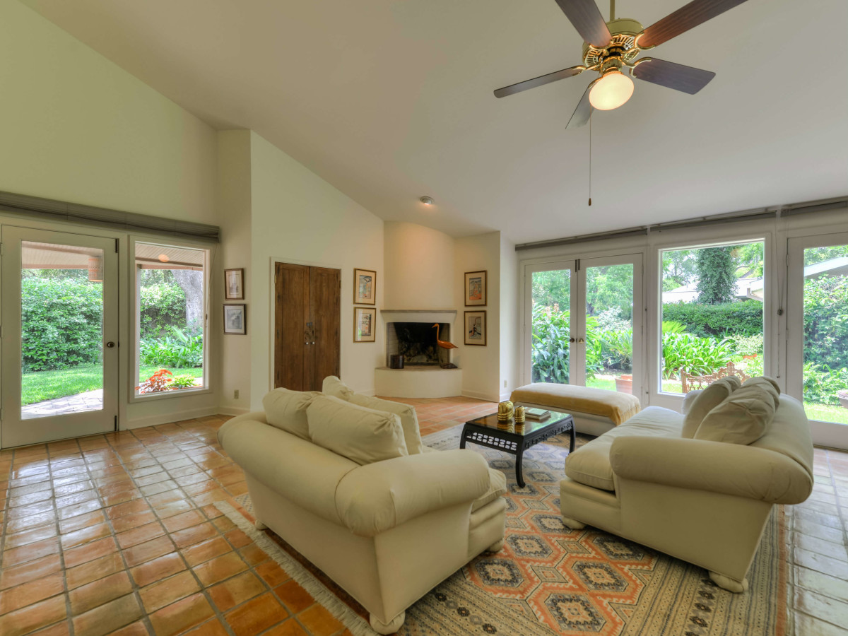 7887 New Braunfels San Antonio house for sale living room
