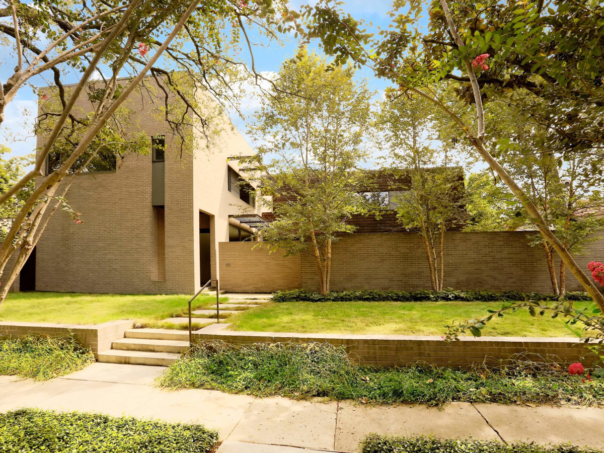 On the Market, 2115 Wroxton, exterior
