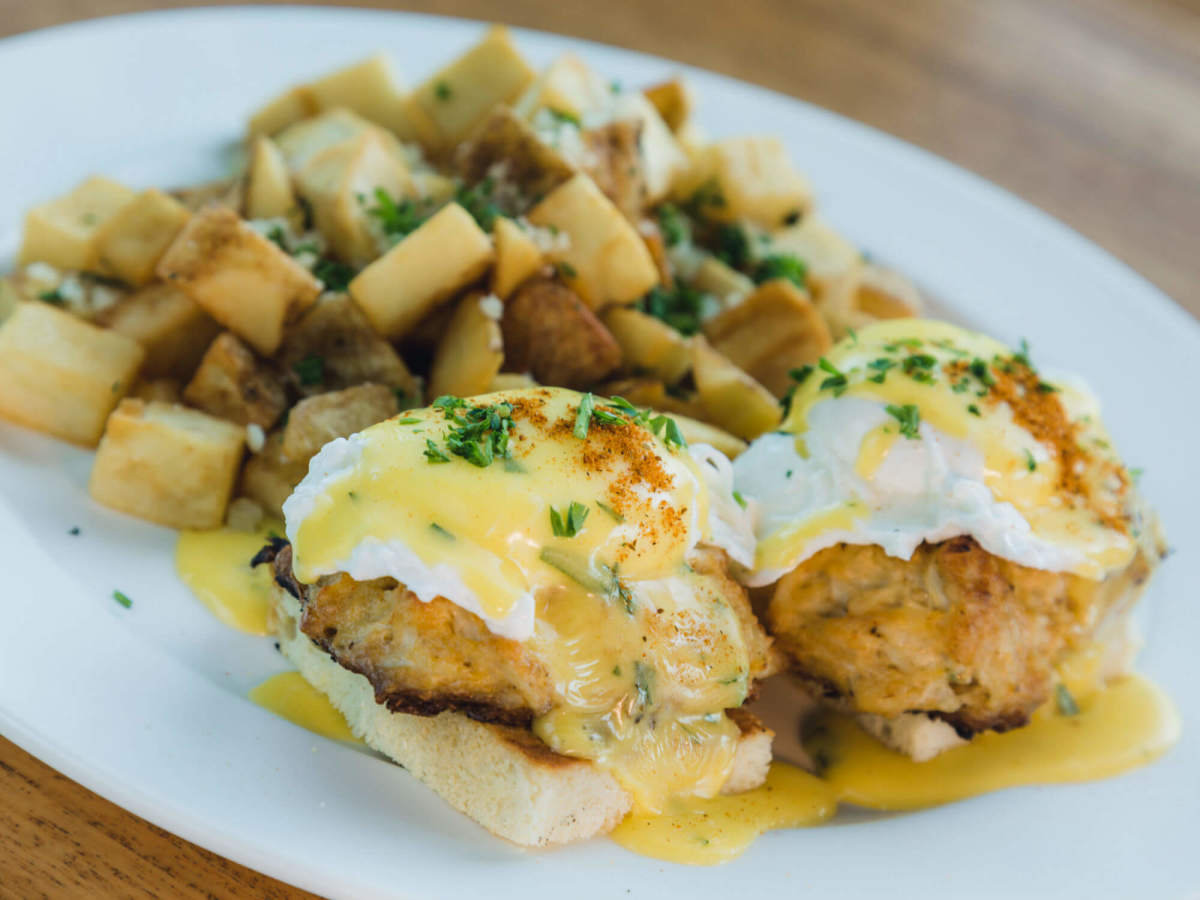 Maryland style blue lump crab cake benedict