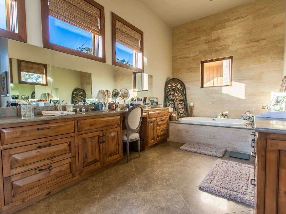 1920 Valentino Cove Lake Travis Spicewood house for sale bathroom