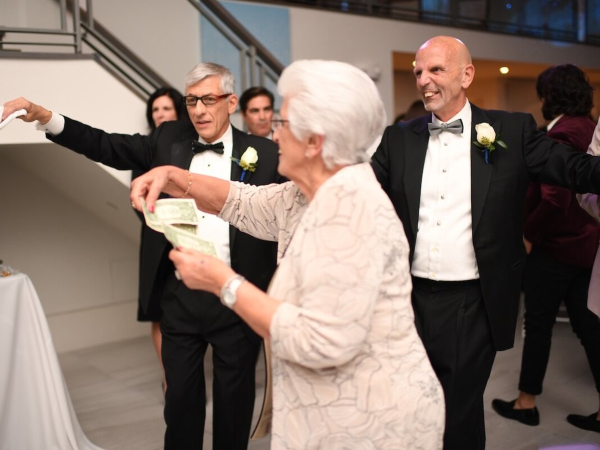 Wedding Pugh Dascoulias, Bessie Dascoulias throws money