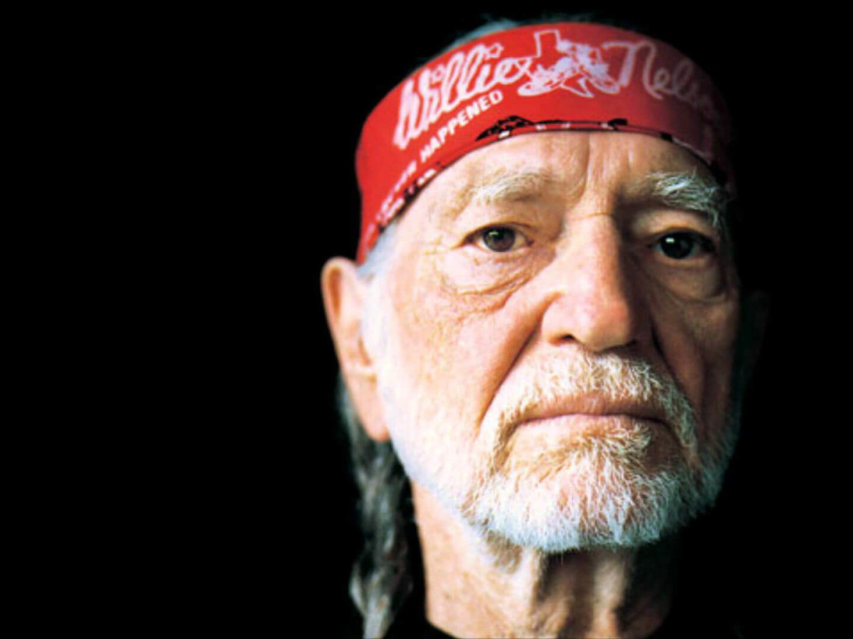 Willie Nelson Welcomes Back Koke Fm At The Backyard Event